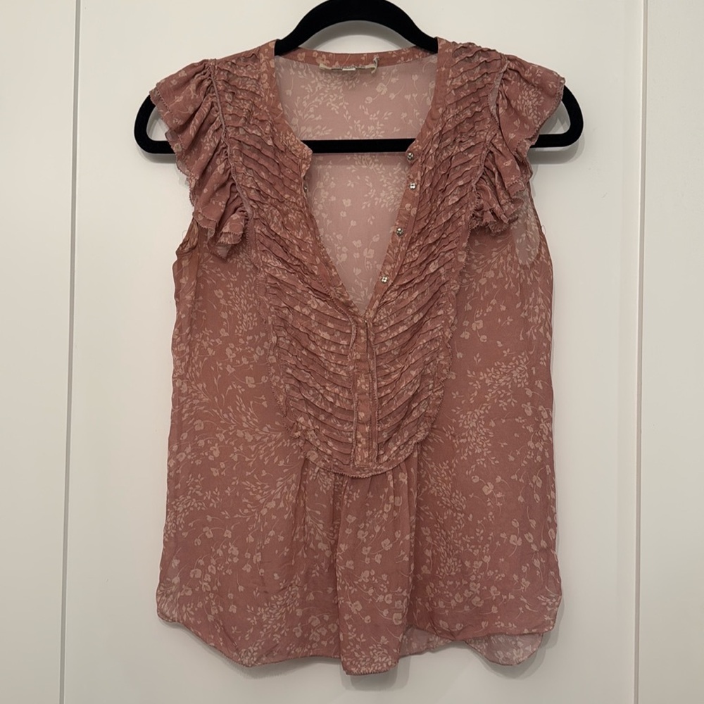 Light pink, short sleeved shirt. Cute!